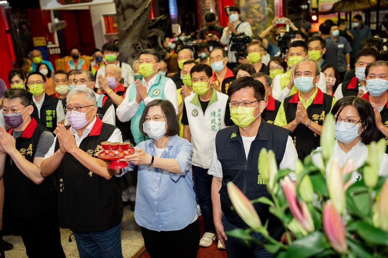 民進黨主席蔡英文(中)與民進黨新北市長參選人林佳龍(右二)15日晚間到蘆洲湧蓮寺，和湧蓮寺主委陳宏昌(左二)一同參香。(圖:李坤城 新北市議員臉書)