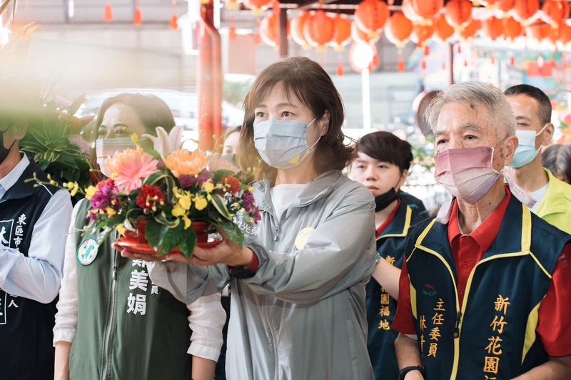 民進黨新竹市長參選人沈慧虹（前中）16日出席活動時接受媒體聯訪表示，17日將成立百工百業後援會，已親自邀約前新竹市長林智堅出席，為她加油打氣。 (圖：中央社)