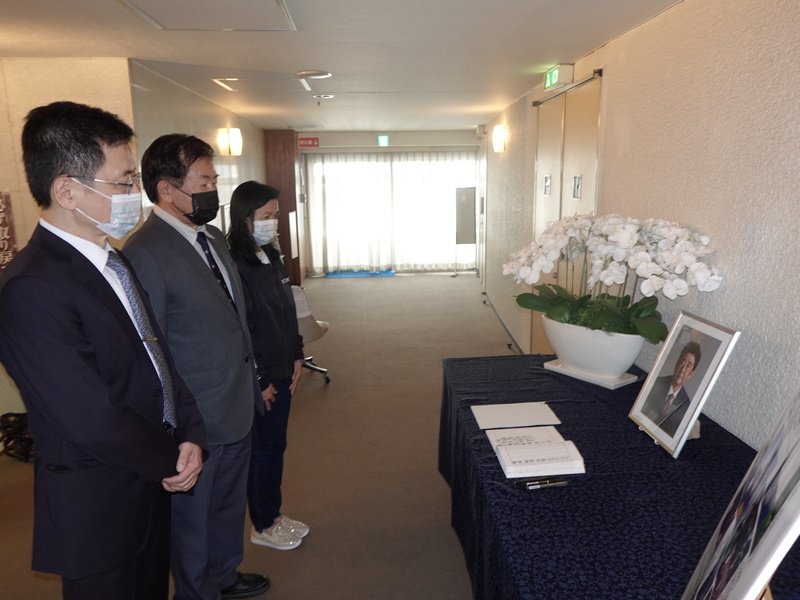 文總主辦的TAIWAN PLUS台灣吉日生活節17日在東京登場，文總副會長江春男（三人中間戴黑色口罩者）、中央社社長張瑞昌（左1）一行16日至日本自民黨總部弔唁前首相安倍晉三。 (圖：中央社)