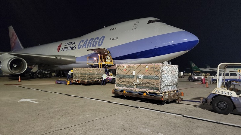 莫德納BA.1次世代雙價疫苗首批80.4萬劑，由華航貨機CI5245承運，運抵桃園國際機場。 (圖：中央社)