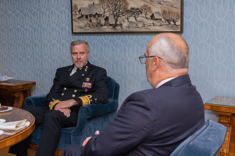 北大西洋公約組織(NATO)軍事委員會主席包爾(Rob Bauer)(左)表示，西方的制裁開始損害俄羅斯為烏克蘭戰爭製造先進武器的能力。(圖:Admiral Rob Bauer推特)