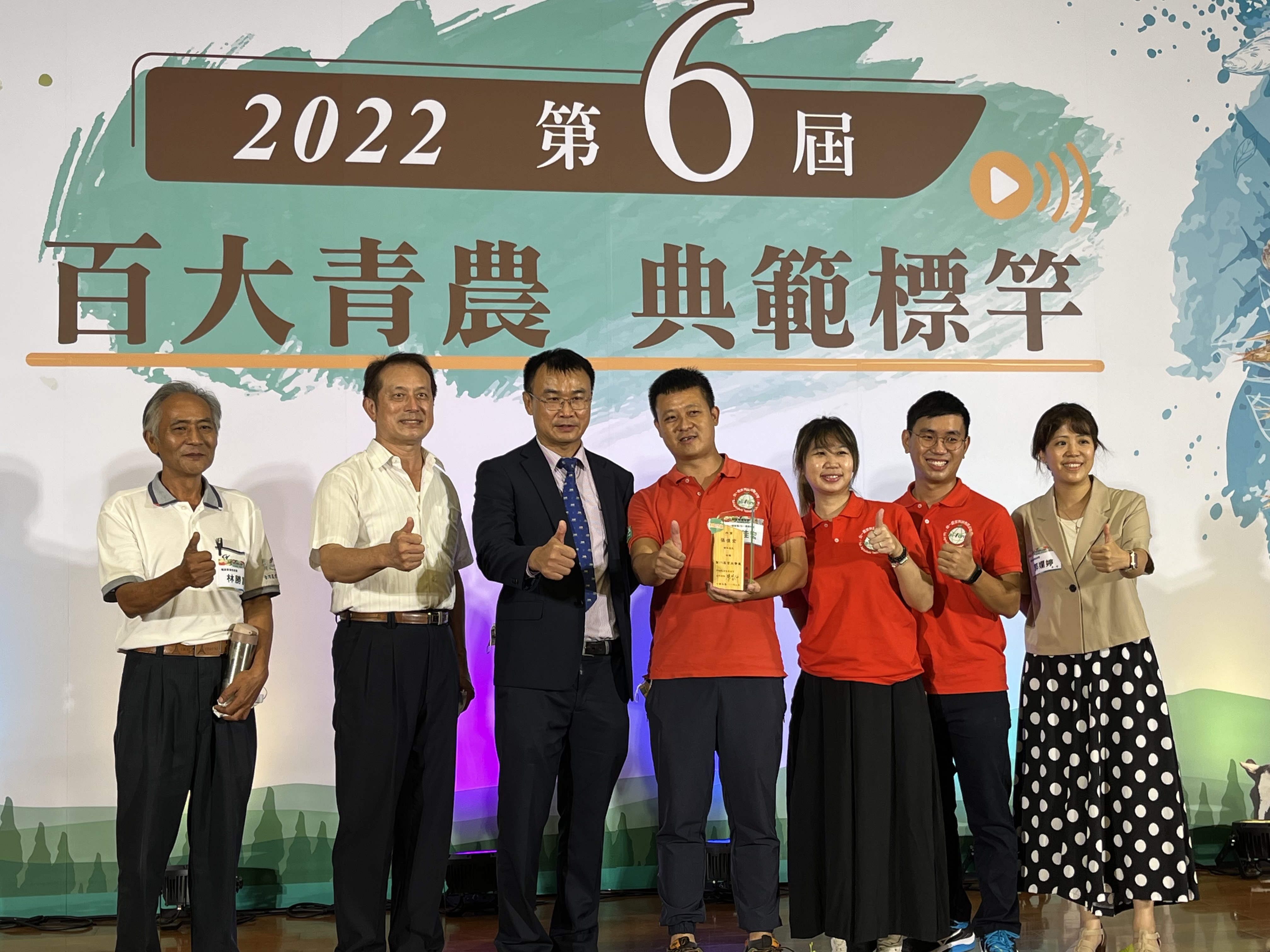 農委會主委陳吉仲16日出席「第6屆百大青農標竿」表揚典禮，並在回應媒體詢問時，針對張善政的計畫案疑慮一一說明。(圖：陳林幸虹 攝)