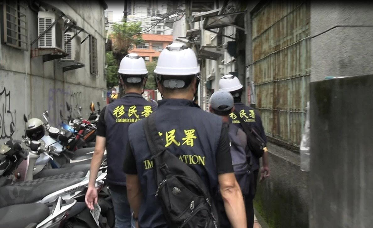 移民署台北市專勤隊員14日將失聯移工帶回查處。(移民署提供)