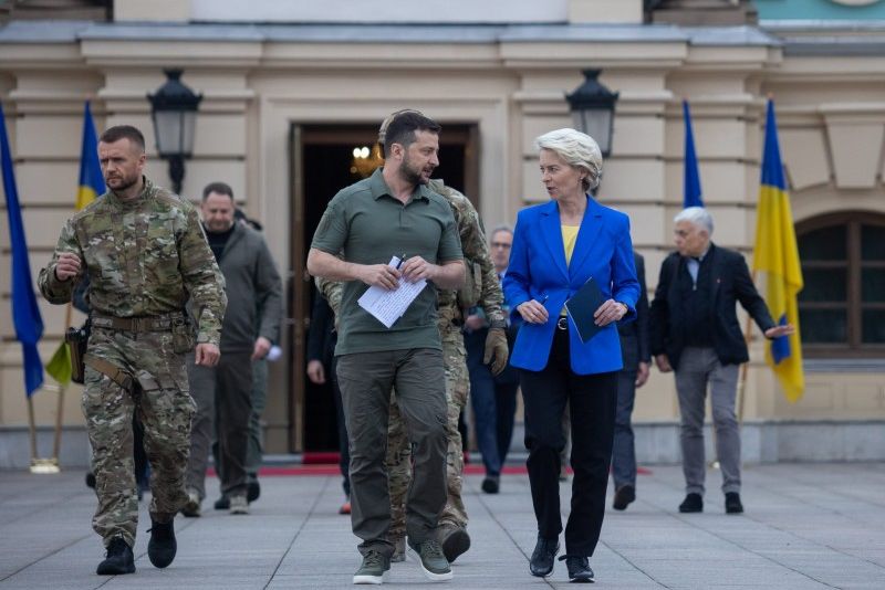 歐盟執委會主席范德賴恩(Ursula von der Leyen)15日第三度訪間烏克蘭首都基輔。 (圖:烏克蘭總統府)