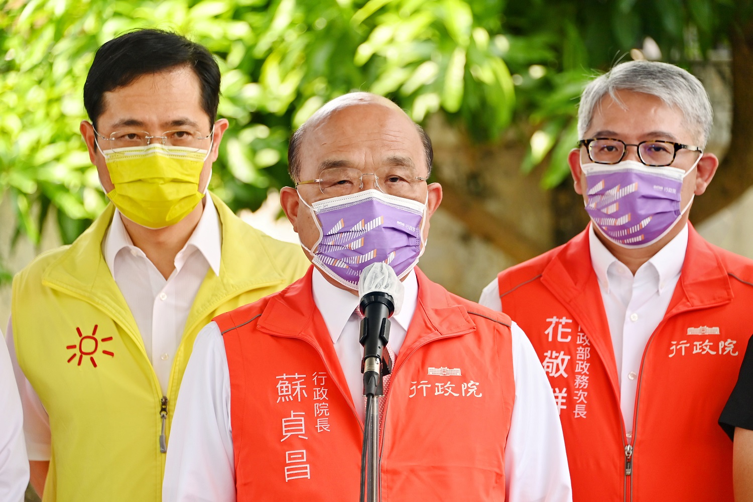 行政院長蘇貞昌到新北市視察中央興辦中和區監理站周邊三處社會住宅計畫前受訪。   圖：行政院提供