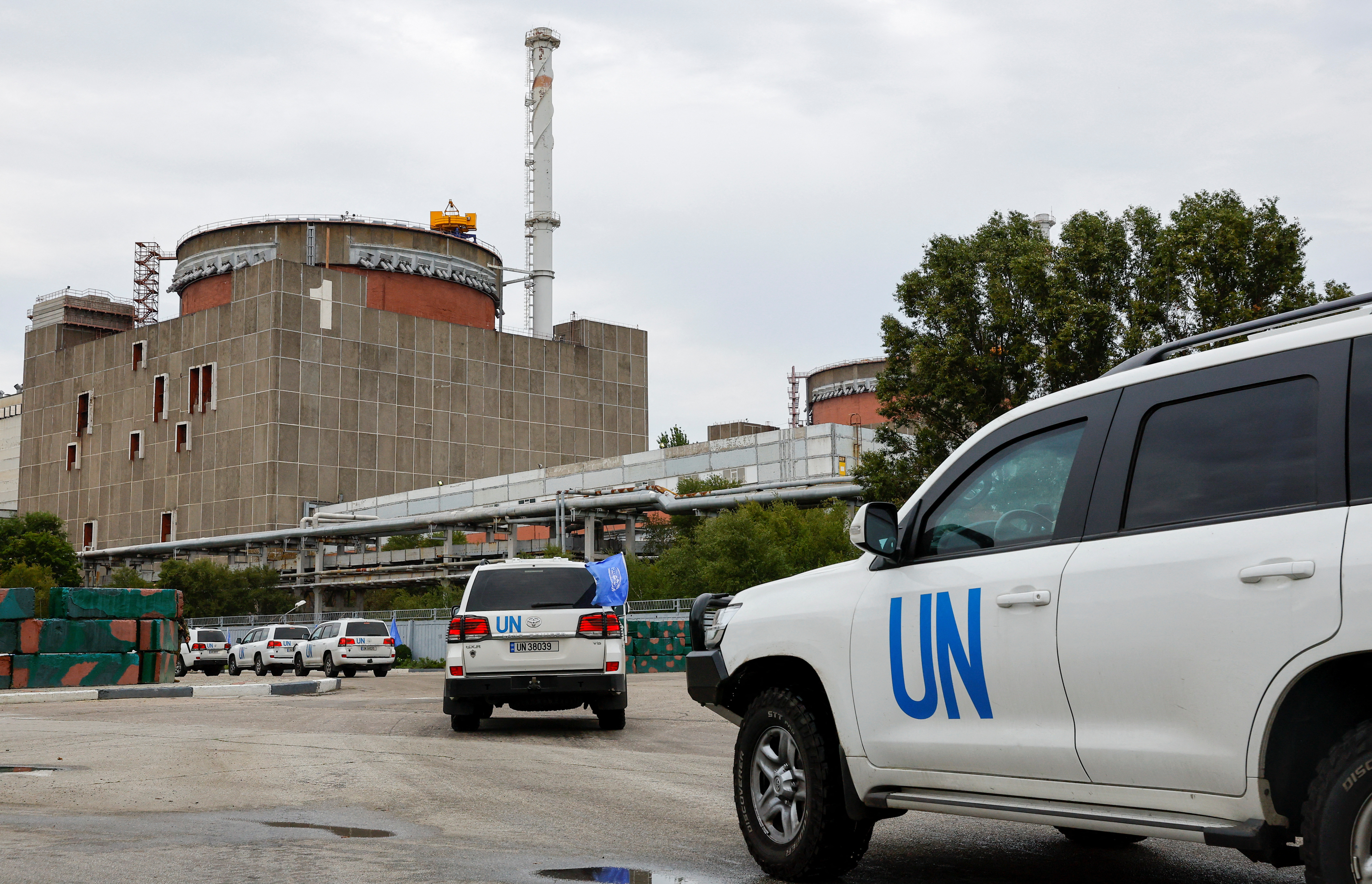 圖為國際原子能總署(IAEA)人員9月1日抵烏克蘭札波羅熱(Zaporizhzhia)核電廠視察。 (路透社/達志影像)