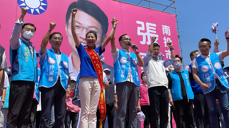 國民黨南投縣長參選人許淑華（左3）17日上午舉辦競選總部成立大會，國民黨主席朱立倫（右3）及南投縣長林明溱（左2）都到場站台。（許淑華競選總部提供） (圖：中央社)