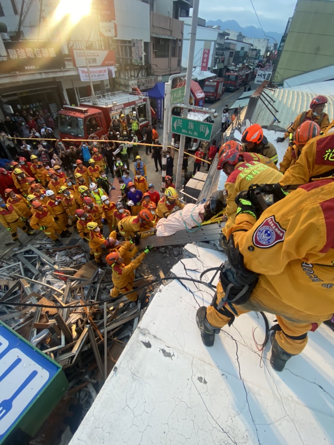 0918台東強震造成玉里鎮一棟樓房倒塌，受困4人均已救出，意識清楚。(消防署提供)