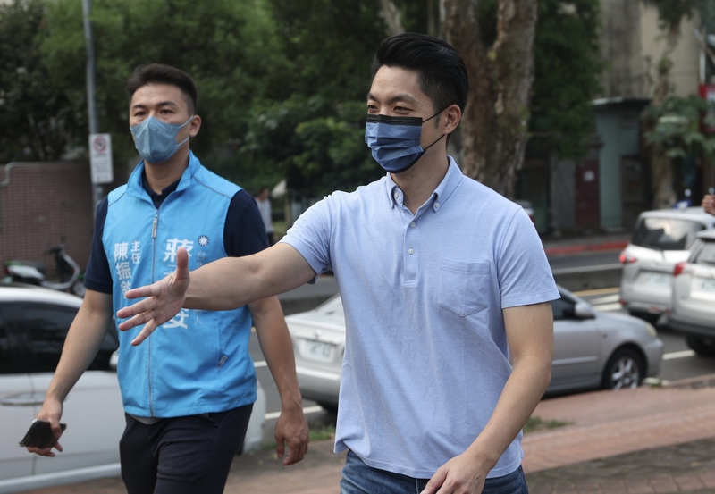 國民黨台北市長參選人蔣萬安（右）18日在台北出席111年我愛士林親子健行活動。(圖：中央社)