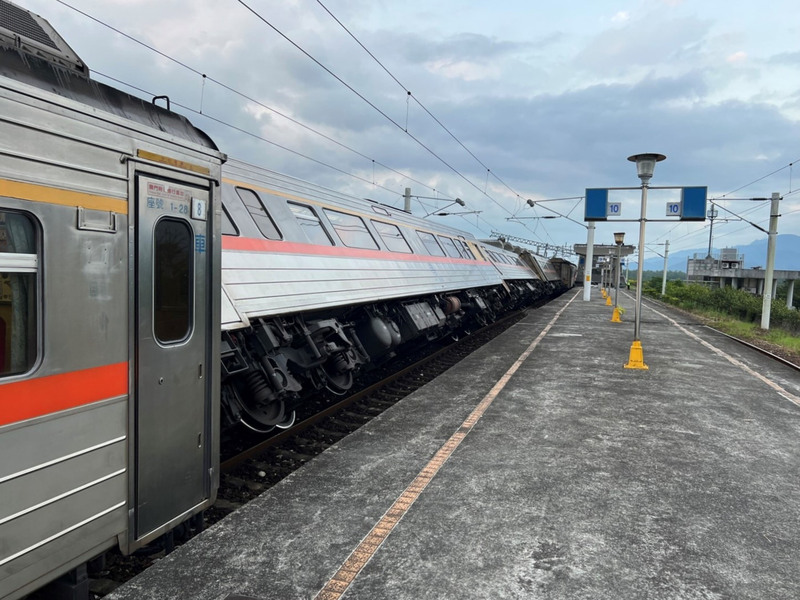 受台東強震影響，位於花蓮縣富里鄉的台鐵東里站月台雨棚18日掉落水泥塊，與420次柴聯自強號擦撞致出軌，有3節車廂向山側傾斜，幸無人傷亡。 (圖：中央社)