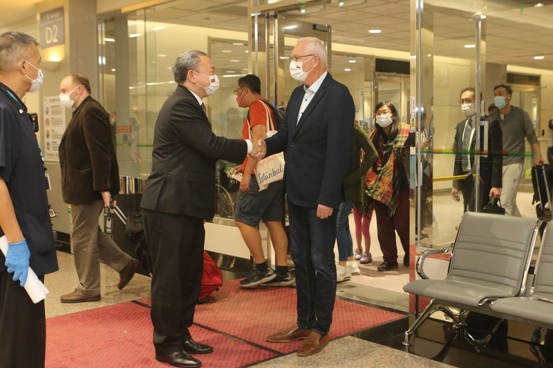 捷克參議院「教育、科學、文化、人權暨請願委員會」主席德拉霍斯（前排右）訪問團應台灣邀請，18日至23日將訪台1週，18日晚間6時3分搭機抵達桃園國際機場，外交部由常務次長俞大㵢（前排右2）到場接機。 (圖：中央社)