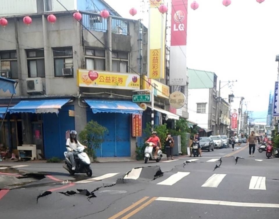 台東18日下午發生芮氏規模6.8地震，造成花蓮玉里地區大範圍水管破管，並有7073戶停電。(圖：花蓮縣警察局臉書)