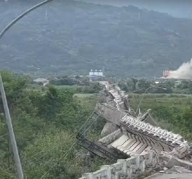 花蓮玉里鎮高寮大橋18日因地震斷裂，跌落橋下的3人已獲救送醫。(民眾提供)