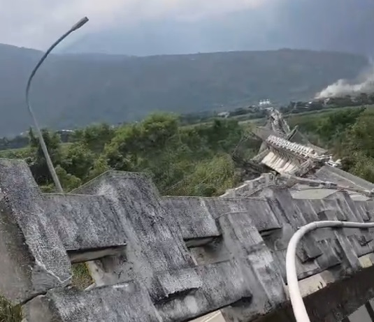 花蓮高寮大橋18日因地震斷裂，並有民眾跌落。(圖取自臉書社團)