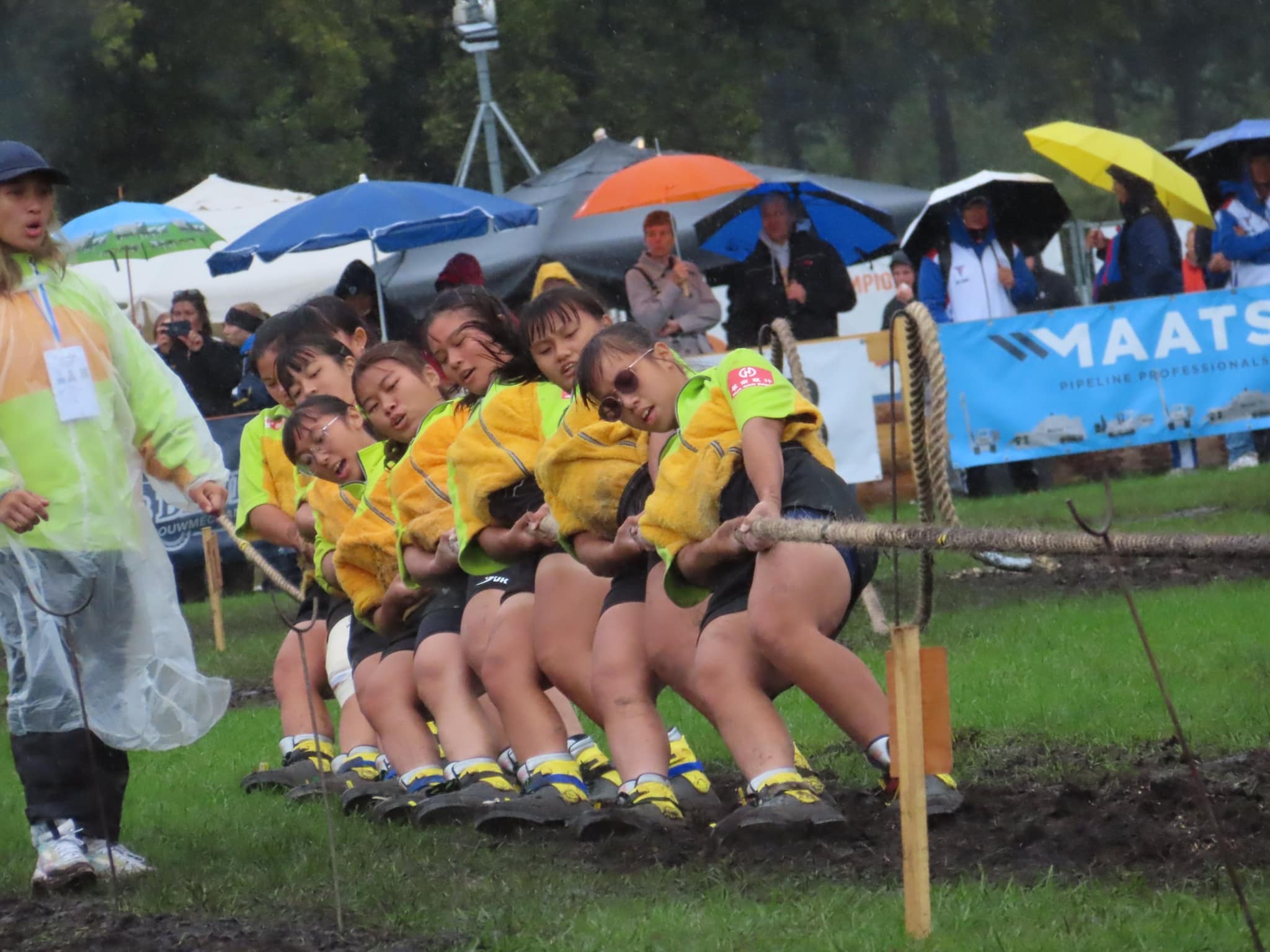 台灣U23青年女子500公斤級代表隊18日在2022室外拔河世界錦標賽決賽，以3比0完封英國，拿下金牌。(圖：中華民國拔河運動協會臉書)