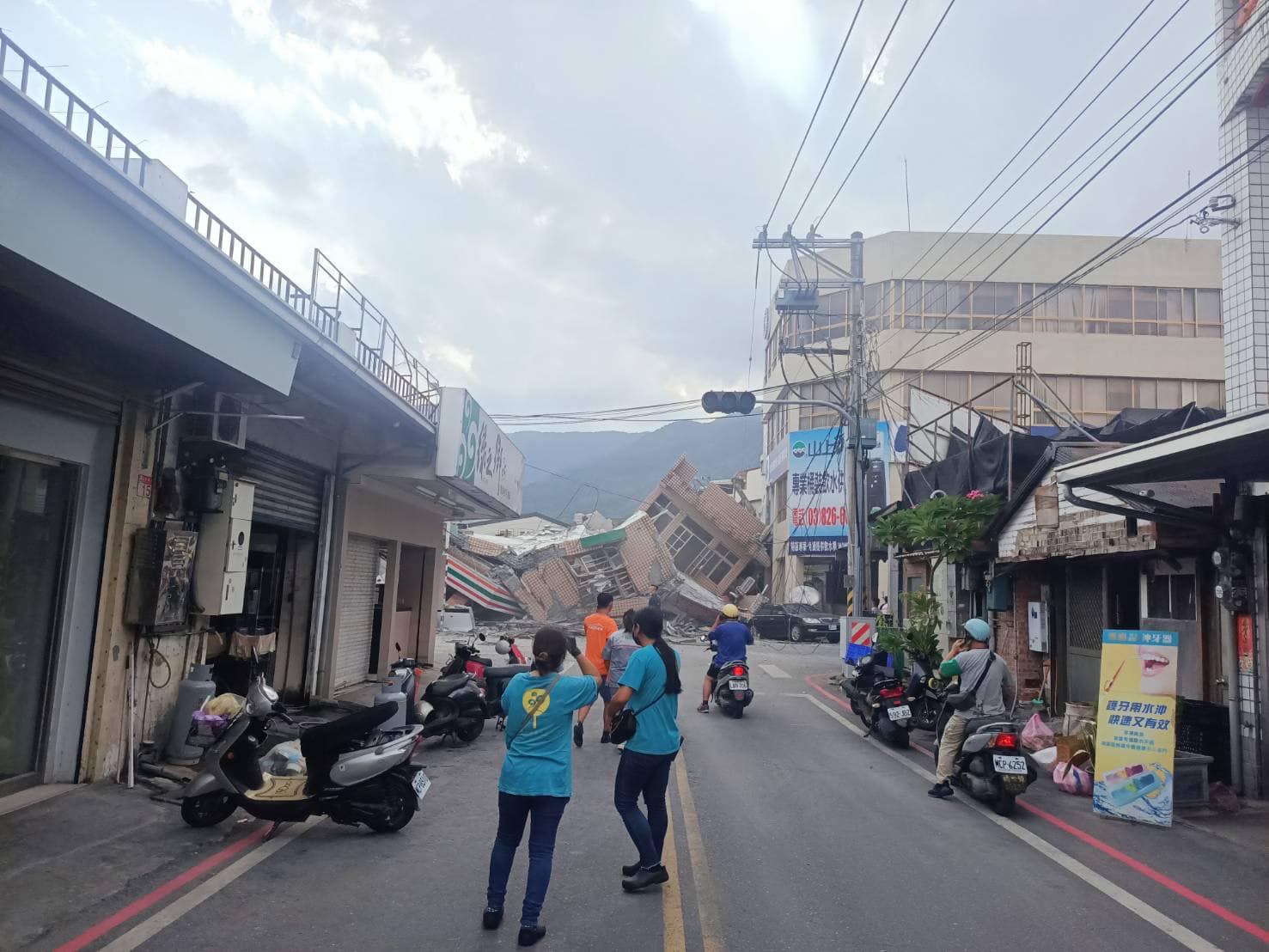 台東連番強震，導致花蓮玉里鎮有民房倒塌且橋樑道路多處受損，中央災害應變中心4時將開設。圖為玉里一處超商透天厝倒塌。(民眾提供)