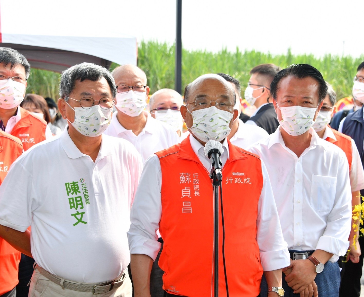 關於17日晚間發生的強震，行政院長蘇貞昌(中)表示僅造成零星災損，且都已排除。(行政院提供)