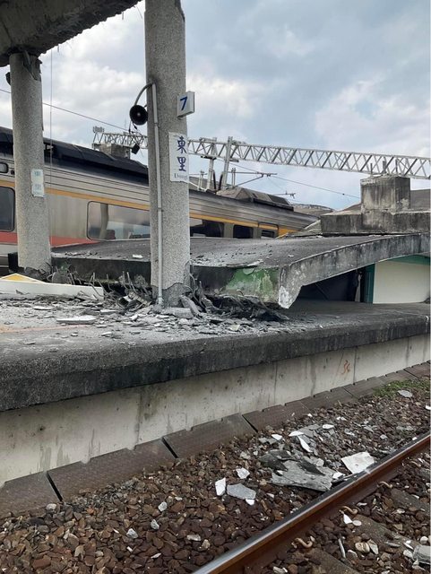 台東東里站火車月台崩塌。(民眾提供)