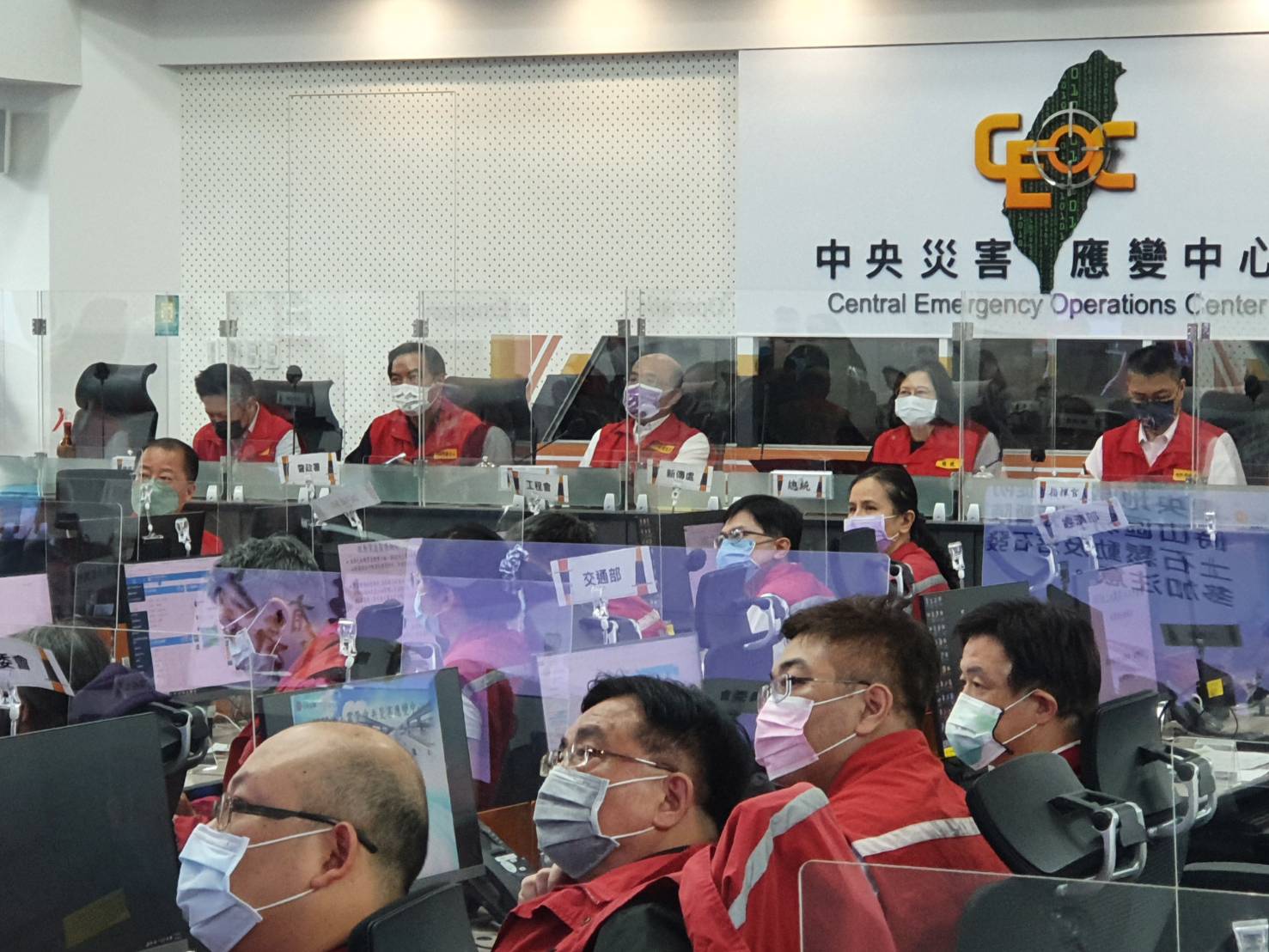 蔡英文總統18日晚間到「0918台東地震中央災害應變中心」視察，並要求全力執行4項工作。(消防署提供)