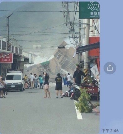 台東民眾之間群組傳出當地超商倒塌情況。(圖:Ptt網友截圖)