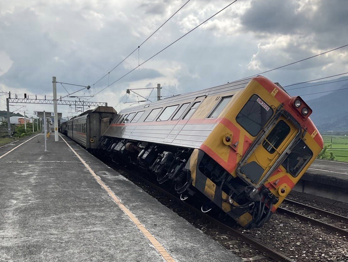 台東18日下午發生規模6.8地震，停靠花蓮東里站的420次自強號因而傾斜脫軌。(圖：花蓮縣警察局臉書)