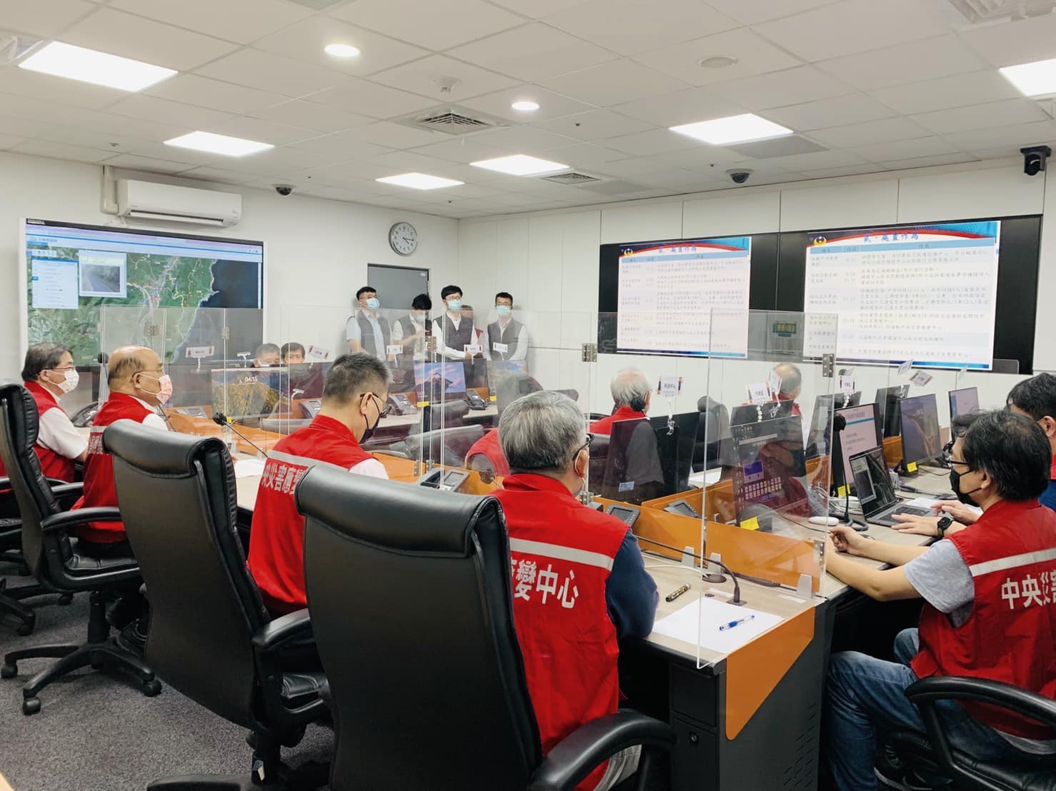 行政院長蘇貞昌表示，中央氣象局已提醒這幾天還可能持續有餘震，他請各部會嚴陣以待，縮短救災應變的處置時間，也請當地民眾提高警覺。(圖：蘇貞昌臉書)