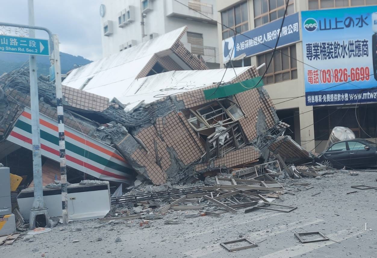 台東縣池上鄉18日發生強震，花東陸續傳出災情，朝野政黨籲民眾注意安全留意餘震。(圖：花蓮縣警察局臉書)