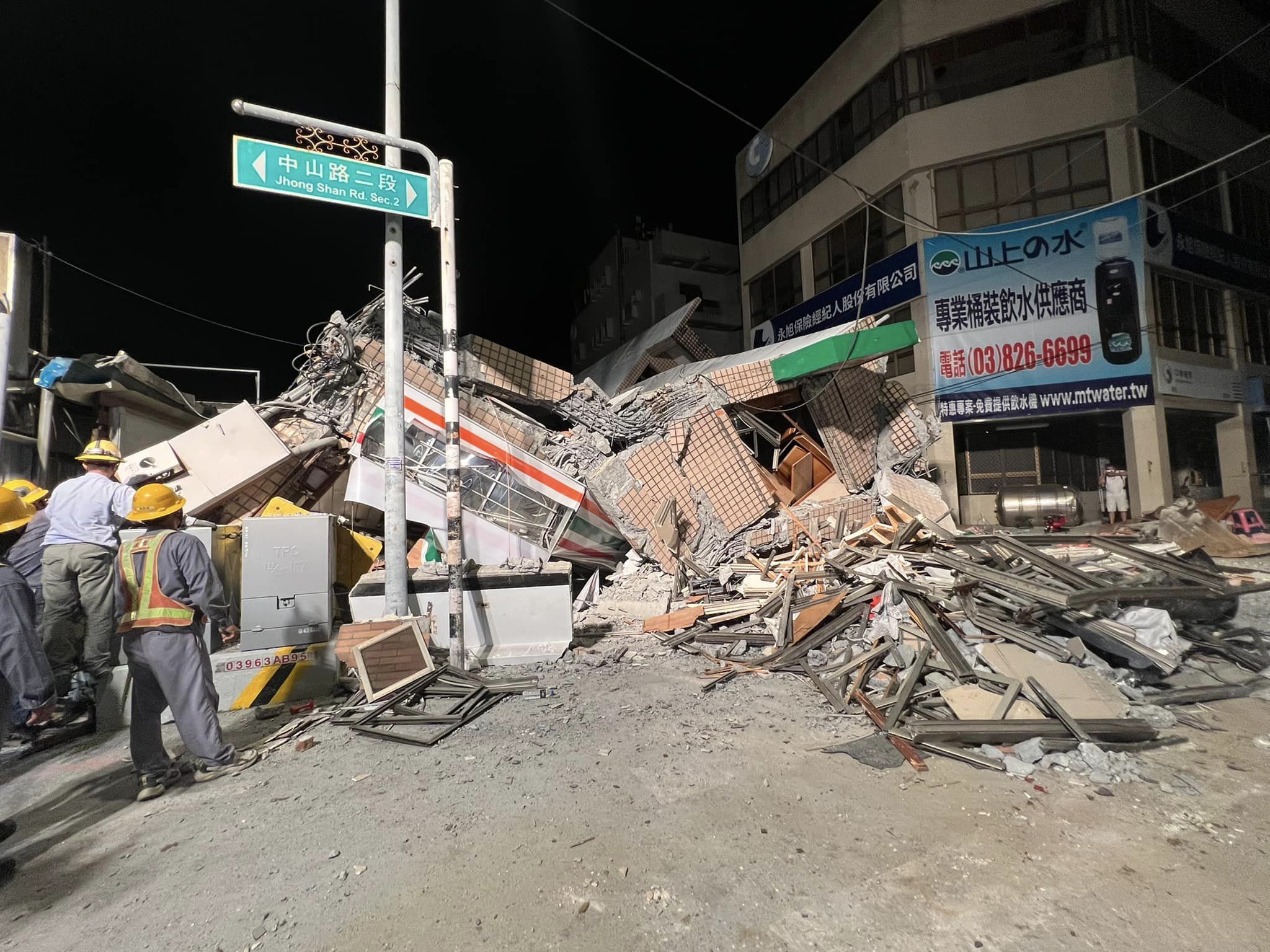 玉里中山路二段超商樓房因為強震倒塌，18日連夜拆除。(徐榛蔚臉書)