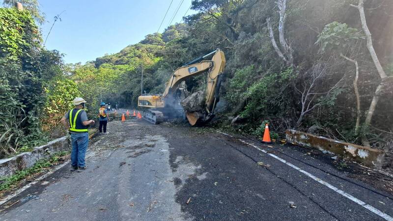 台東18日強震，花蓮富里鄉六十石山道路多處落石，聯外道路受阻，約400名遊客受困山區，蘇花改工程處19日支援機具及人力，協助搶通。（富里鄉公所提供） (圖：中央社)