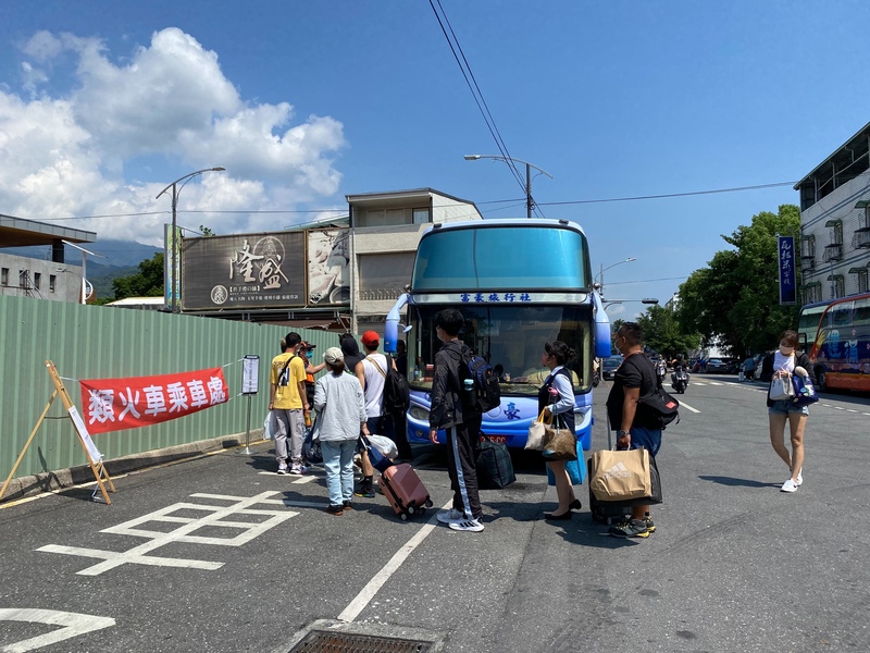台東強震造成台鐵軌道受創，台鐵啟動「類火車」接駁花蓮到台東站，19日一早即有不少民眾排隊搭車。 (圖：中央社)