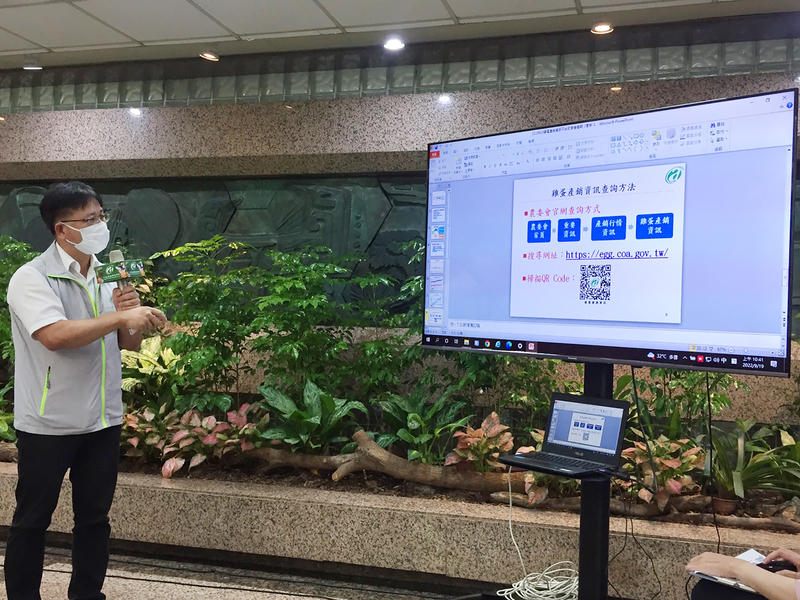 農委會19日表示，已建置「雞蛋產銷資訊」平台，過往每個月調查一次，提高頻率為每週，並在每週三更新發布上一週的全國雞蛋生產資訊，滾動調查、掌握產蛋隻數、產蛋顆數、入中雞隻數等資訊。 (圖：中央社)