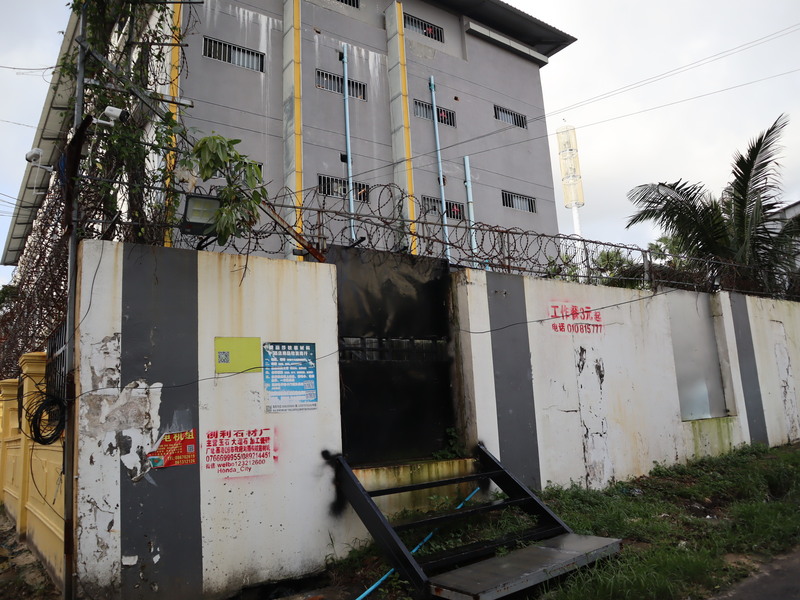 柬埔寨先前爆發工作陷阱、人口販運等狀況。圖為詐騙集團大本營「西港」，圍牆布滿鐵絲網，防止被害人逃脫。(資料照/圖：中央社)