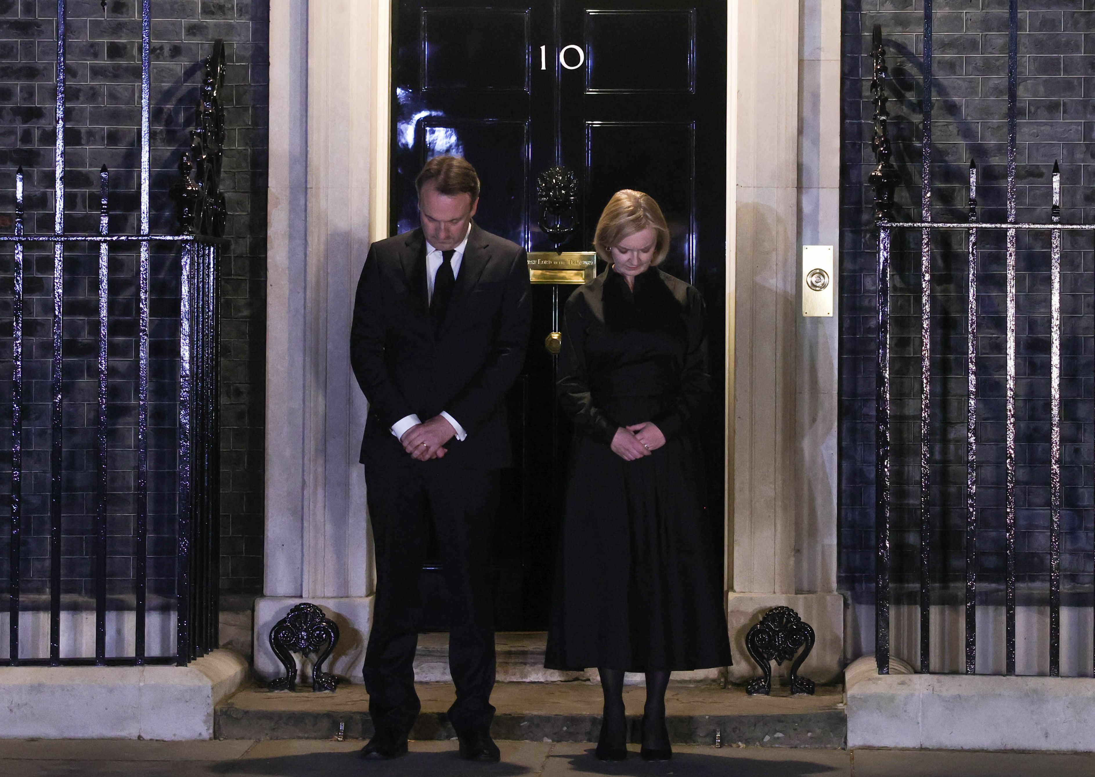 英國首相特拉斯與夫婿18日在官邸默哀1分鐘，向女王最後致敬。 (圖:英國政府)