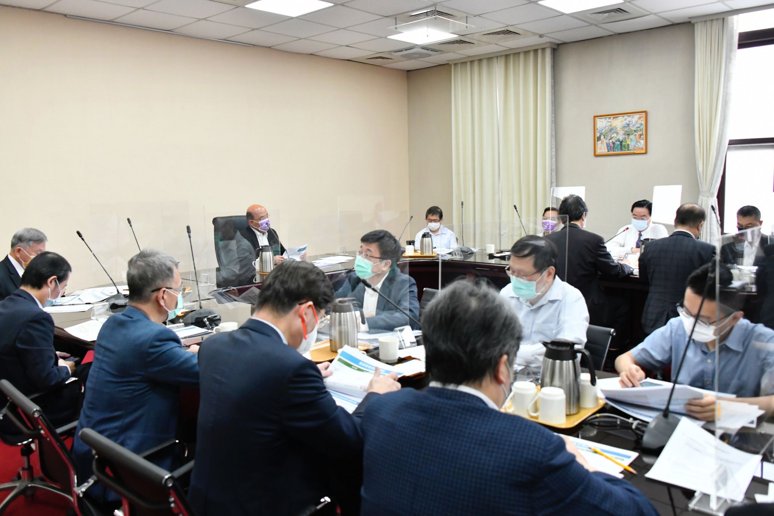 行政院長蘇貞昌19日上午召開擴大防疫會議，討論邊境開放後現況及疫苗施打等議題。(行政院提供)