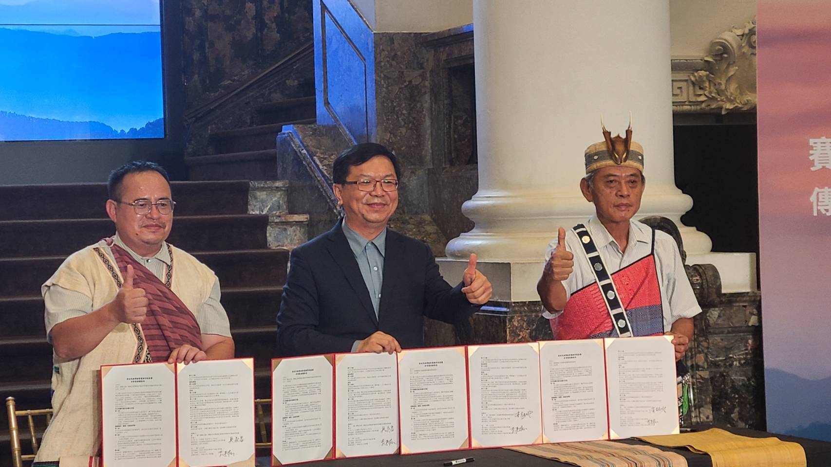 文化部次長李連權與賽德克族議會代表吳永昌(左)及花蓮噶瑪蘭族發展協會理事長潘朝成(右)19日簽署「傳統智慧創作權」授權契約，將原民傳統工藝文化推向國際時尚舞台。(江昭倫 攝)