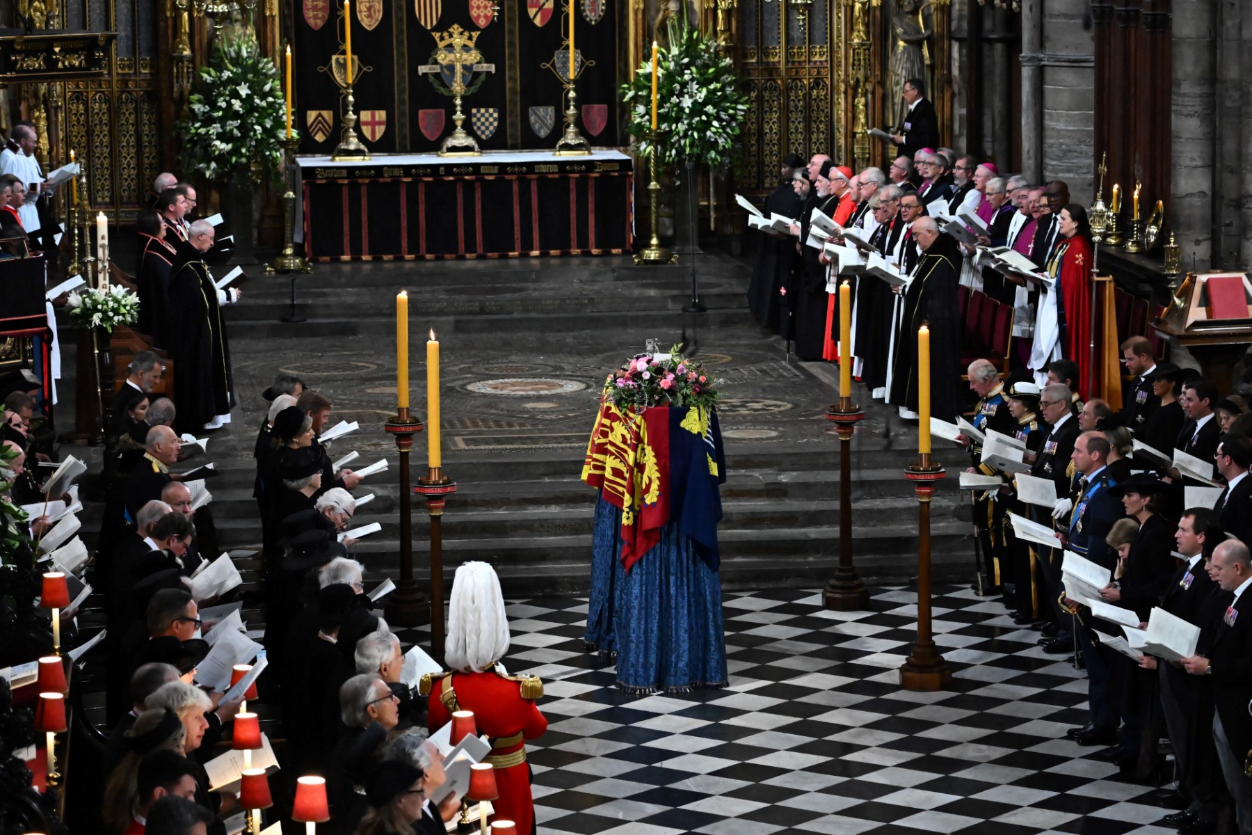英國伊莉莎白二世女王(Queen Elizabeth II)的靈柩已於倫敦時間19日中午11時(台灣時間6時)左右抵達西敏寺(Westminster Abbey)，開始國葬儀式。(AFP)