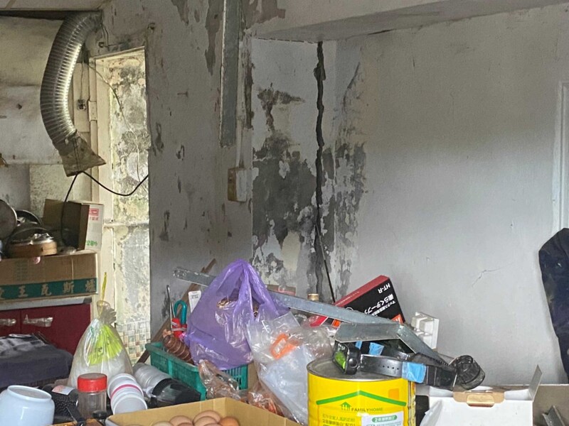 營建署指出，每年有編列預算補助各地方政府，民眾如果對自家住宅有安全疑慮，可向所在地縣市政府提出申請。圖為台東強震後，民眾住家龜裂毀損。(圖：中央社)