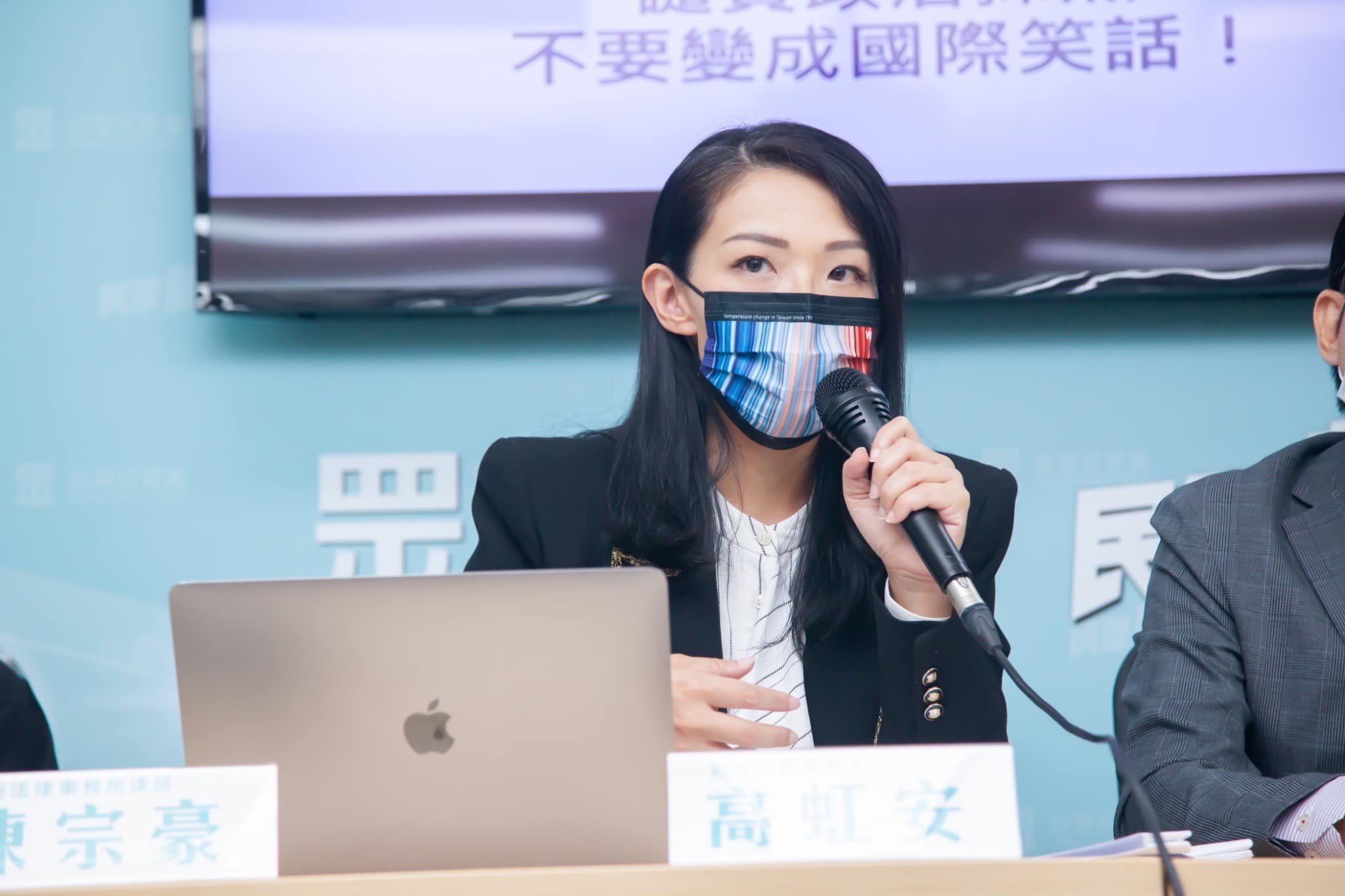 台灣民眾黨新竹市長參選人高虹安表示，官方網頁下載的版本，並非她可擅自修改上傳的。(圖：高虹安臉書)