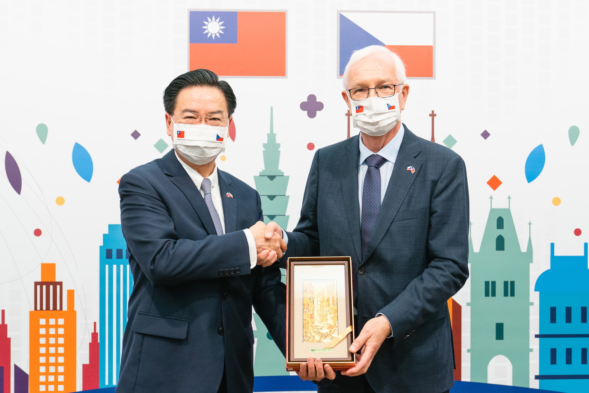 外交部長吳釗燮(左)感謝捷克參議院參議院「教育、科學、文化暨請願委員會」主席德拉霍斯(Jiří Drahoš)(右)親自率團到訪。(圖:外交部)