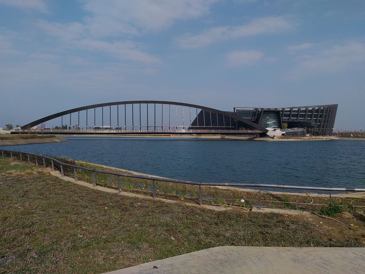 2022年國慶焰火重回嘉義縣舉辦，20日晚間將試放，因此周邊道路下午起開始管制。圖為故宮南院主體與至美橋。(維基百科)