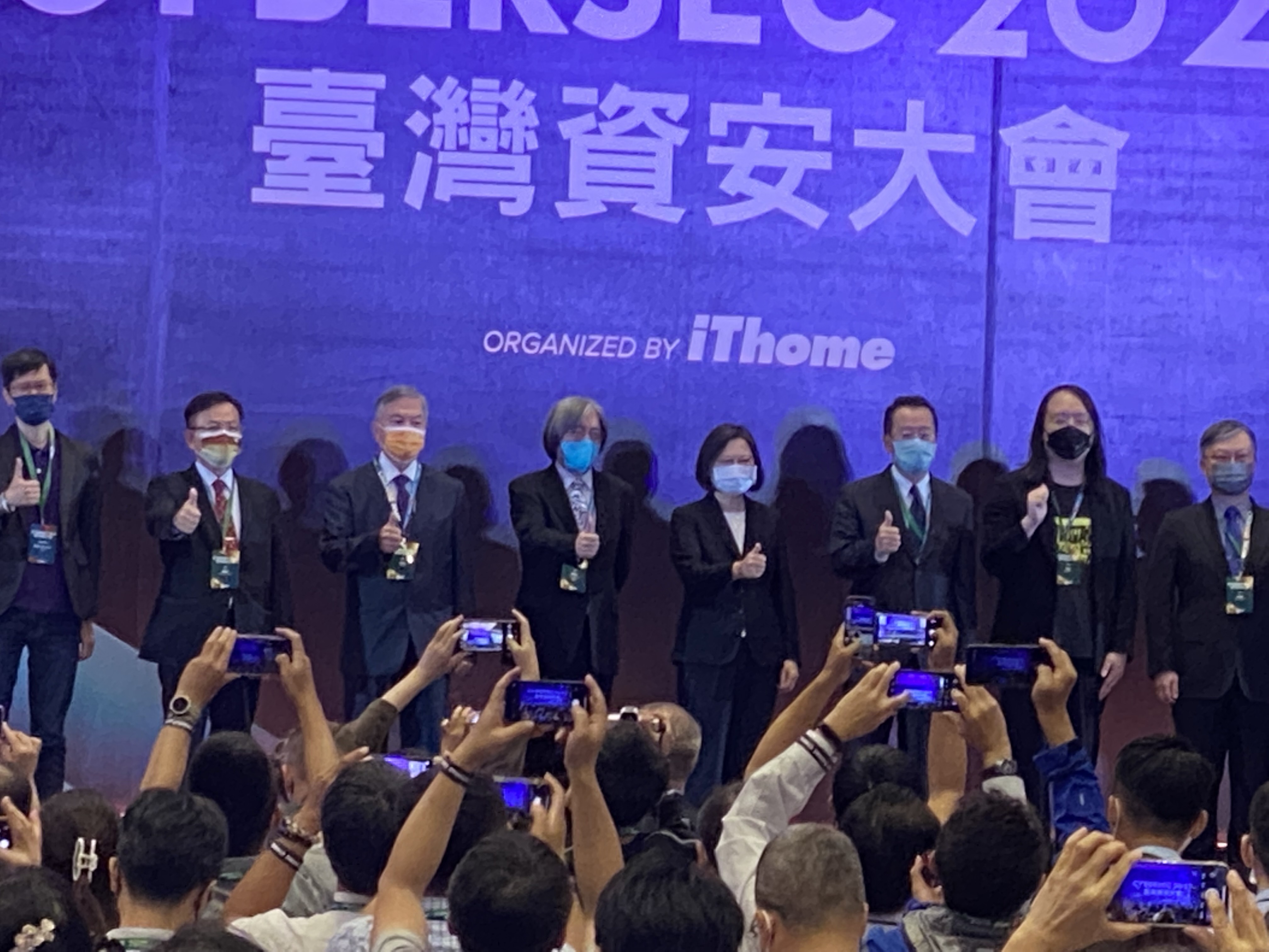 蔡英文總統(中)率領政府資安團隊出席「2022台灣資安大會」開幕典禮。(吳琍君攝)