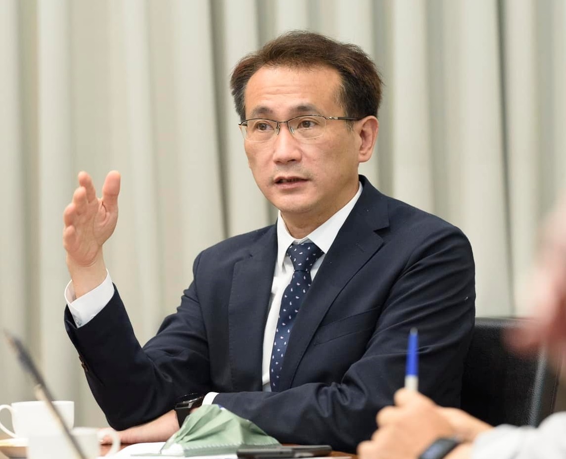 民進黨桃園市長參選人鄭運鵬表示，張善政在說明會上的態度高傲，連道歉都沒有，不相信桃園市民與國人可以接受，這樣的態度經不起檢驗。(圖：鄭運鵬臉書)