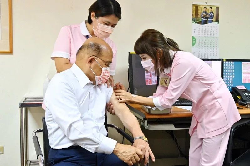 行政院長蘇貞昌到台大醫院接種第四劑新冠疫苗。(圖：行政院提供)