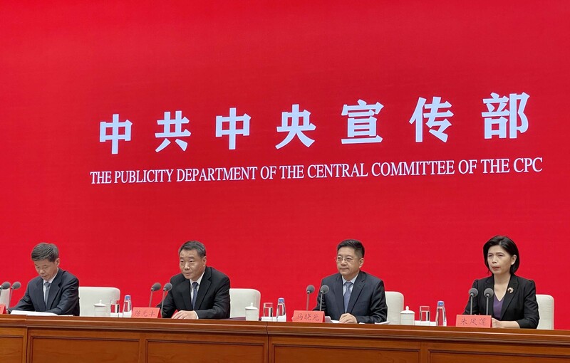 中共中央宣傳部在20大前召開的系列記者會，21日由涉台主題登場，由中國大陸國台辦副主任陳元豐（左2）、研究局長仇開明（左1）、發言人馬曉光（右2）、朱鳳蓮（右1）作說明及回答。 (圖：中央社)