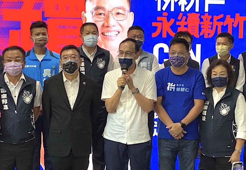 國民黨主席朱立倫（前中）21日出席黨籍新竹市長參選人林耕仁（前右2）競選總部成立大會，會後接受媒體聯訪。 (圖：中央社)