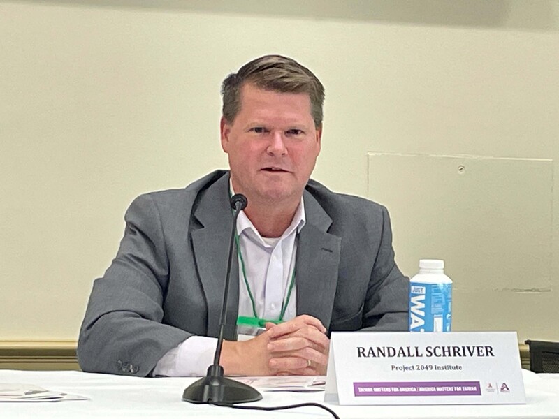 美國總統拜登日前再度表態願意協防台灣。前美國國防部印太助理部長薛瑞福20日參加研討會指出，在4次之後，很難說他不是這麼想，「有時總統會說出自己想法，不管幕僚多想收回」。 (圖：中央社)