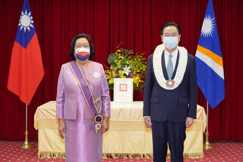 外交部長吳釗燮(右)今天代表台灣政府頒贈「大綬景星勳章」予馬紹爾群島共和國駐台特命全權大使艾芮瓊(左)，以表彰2019年到任以來對促進台灣與馬國邦誼所作出的傑出貢獻及成就。(圖:中央社)