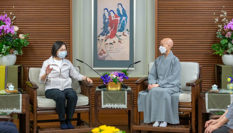 圖為蔡英文總統（左）2022年9月21日到慈濟精舍，拜會證嚴法師（右）。(資料照片/中央社)