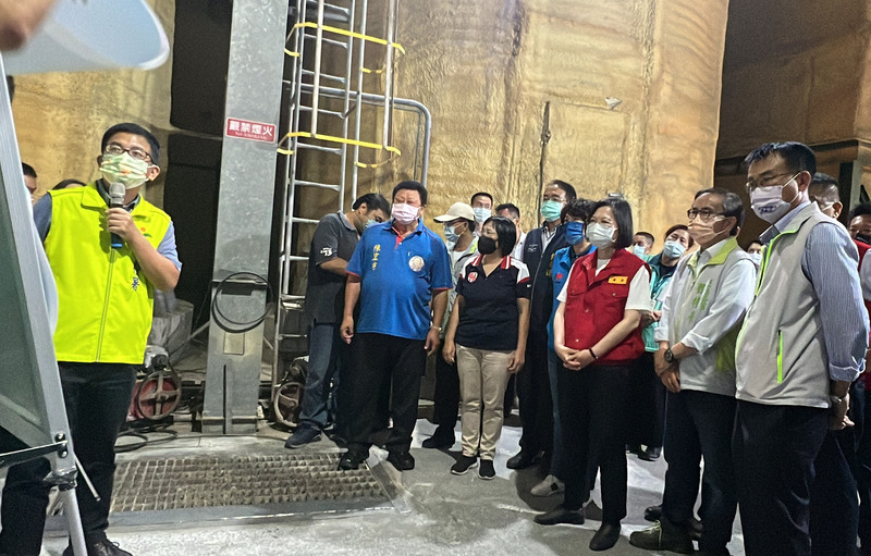 總統蔡英文(右3)21日在農委會主委陳吉仲(右)、民進黨立委劉櫂豪(右2)等陪同下，到台東勘查強震後花東農損情形。(圖:中央社)