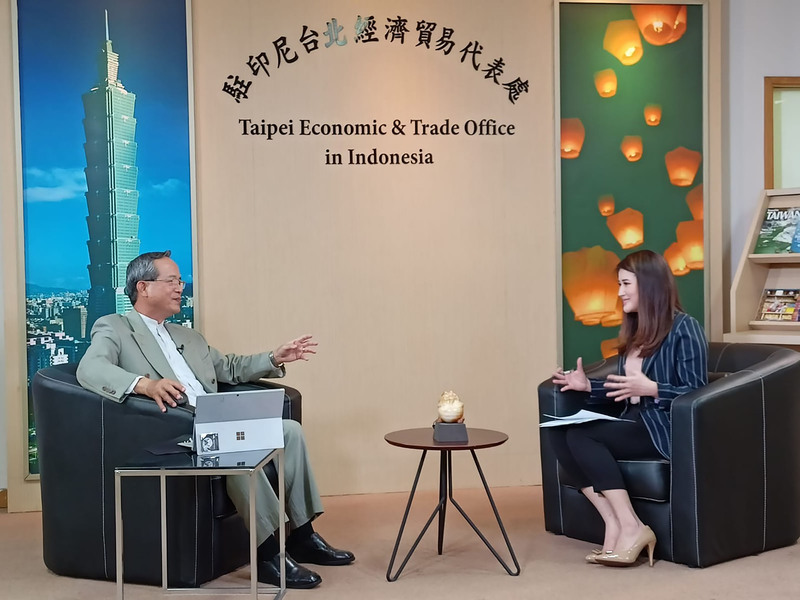 駐印尼代表陳忠（左）日前接受印尼有線新聞網（CNN Indonesia）專訪指出，中共長期霸凌台灣，破壞台海和平穩定，台海若發生戰事，包括印尼等區域各國必受池魚之殃。 (圖：中央社)